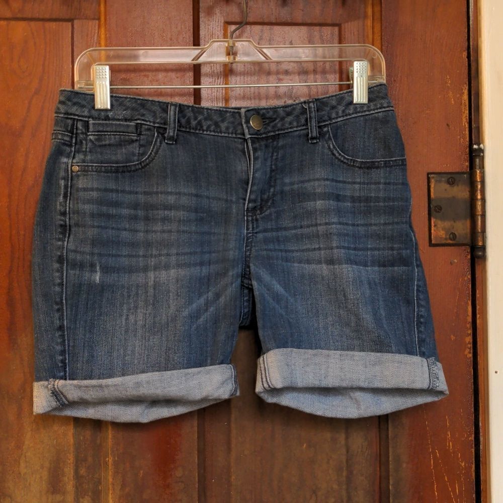 2 for $20 Elle Medium Wash Distressed Denim Rolled Leg Jean Shorts Sz 4 - Picture 2 of 10